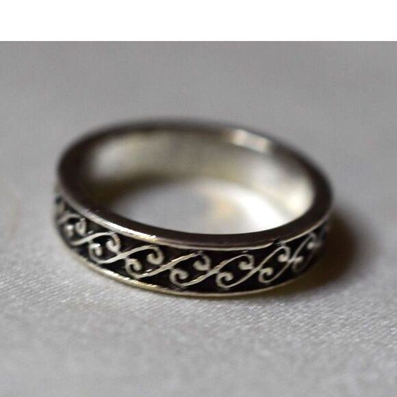 NWOT Southwestern Design Casual Unisex Size 8.5 Silver Tone Metal Alloy Ring - Picture 1 of 2